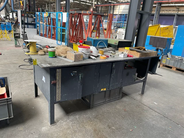 Werktafel met inhoud - afbeelding 1 van  8