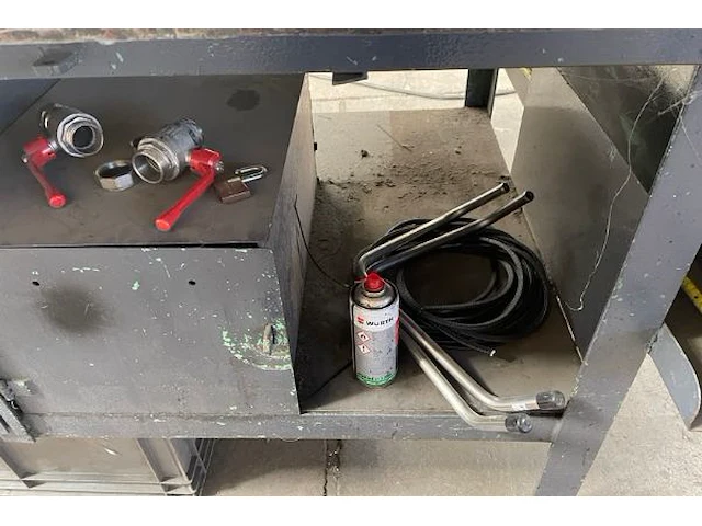 Werktafel met inhoud - afbeelding 2 van  8