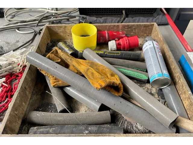 Werktafel met inhoud - afbeelding 3 van  8