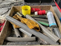 Werktafel met inhoud - afbeelding 3 van  8
