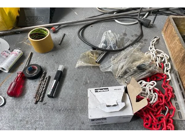 Werktafel met inhoud - afbeelding 5 van  8