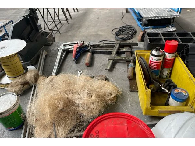 Werktafel met inhoud - afbeelding 6 van  8