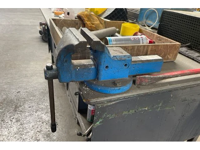 Werktafel met inhoud - afbeelding 7 van  8