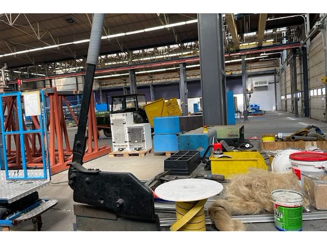 Werktafel met inhoud - afbeelding 8 van  8