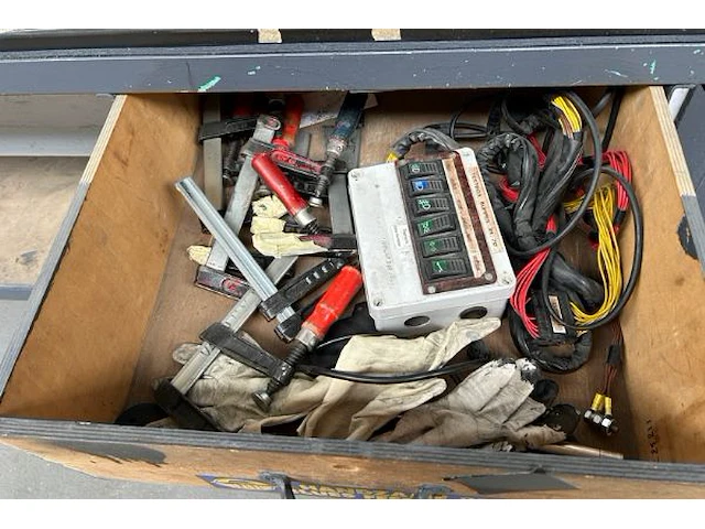 Werktafel met inhoud - afbeelding 2 van  10