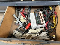Werktafel met inhoud - afbeelding 2 van  10