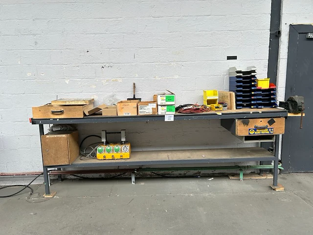 Werktafel met inhoud - afbeelding 1 van  10