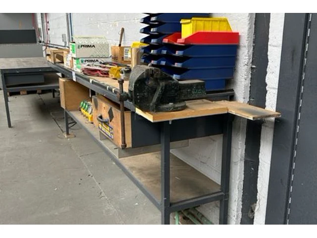 Werktafel met inhoud - afbeelding 3 van  10