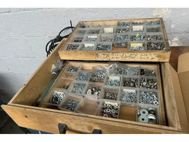 Werktafel met inhoud - afbeelding 7 van  10