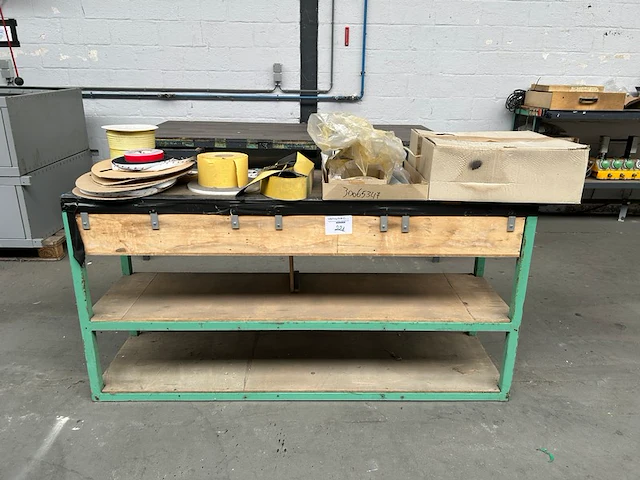 Werktafel met inhoud - afbeelding 1 van  6