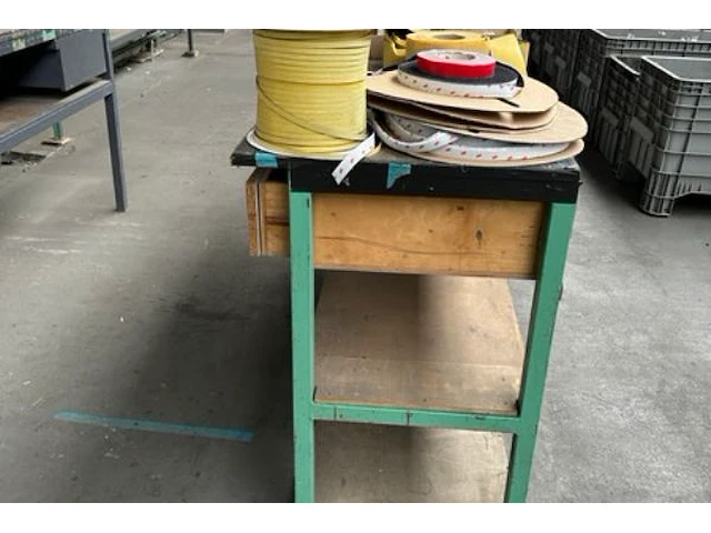 Werktafel met inhoud - afbeelding 2 van  6