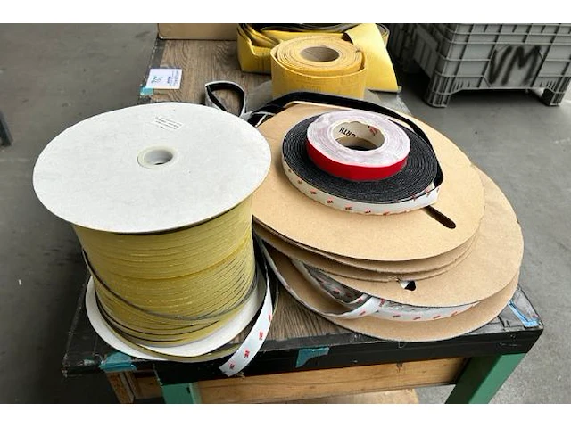 Werktafel met inhoud - afbeelding 3 van  6