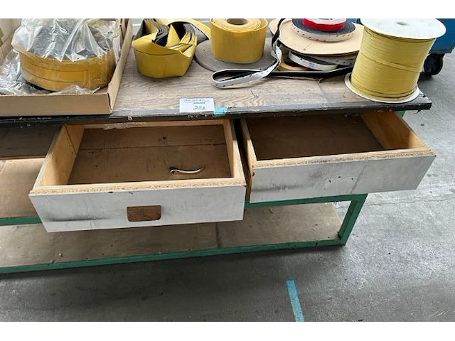 Werktafel met inhoud - afbeelding 5 van  6
