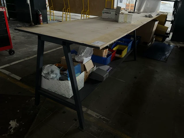 Werktafel met inhoud - afbeelding 1 van  7