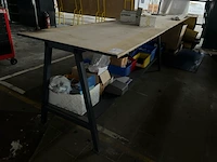 Werktafel met inhoud - afbeelding 1 van  7