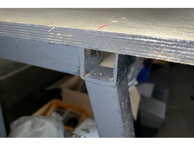 Werktafel met inhoud - afbeelding 2 van  7