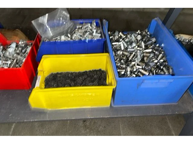 Werktafel met inhoud - afbeelding 4 van  7
