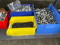Werktafel met inhoud - afbeelding 4 van  7