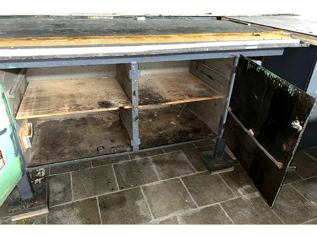 Werktafel met inhoud - afbeelding 7 van  7