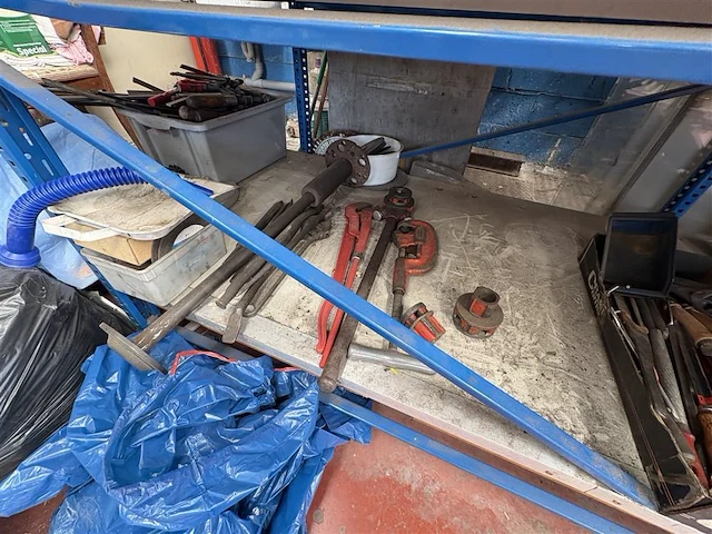 Werktafel met inhoud - afbeelding 4 van  16