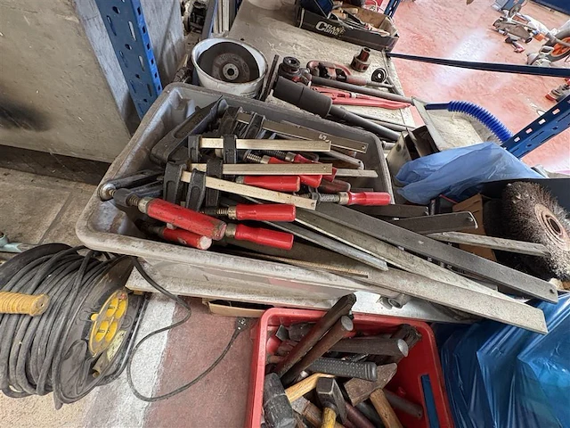 Werktafel met inhoud - afbeelding 7 van  16
