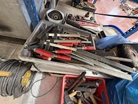 Werktafel met inhoud - afbeelding 7 van  16