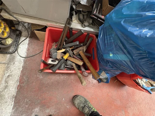 Werktafel met inhoud - afbeelding 8 van  16