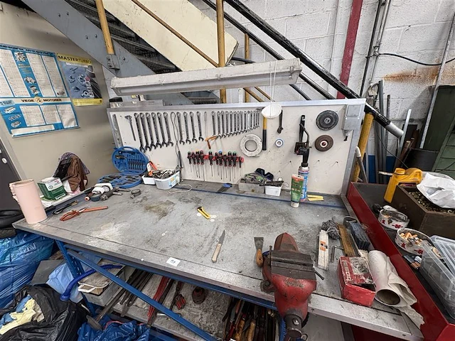 Werktafel met inhoud - afbeelding 1 van  16