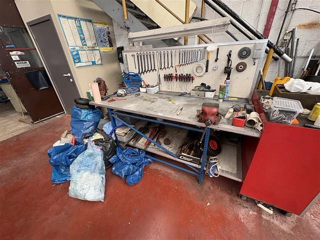 Werktafel met inhoud - afbeelding 9 van  16