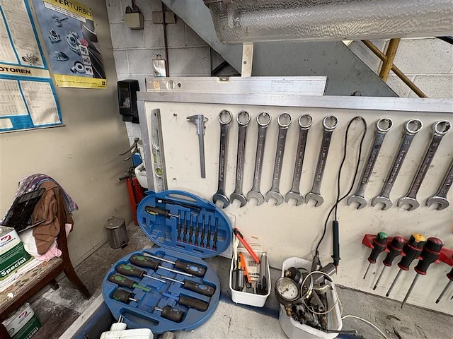 Werktafel met inhoud - afbeelding 10 van  16
