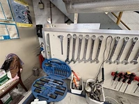 Werktafel met inhoud - afbeelding 10 van  16