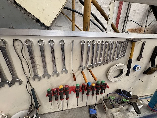 Werktafel met inhoud - afbeelding 12 van  16