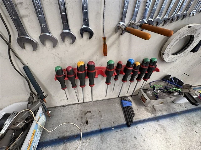 Werktafel met inhoud - afbeelding 13 van  16