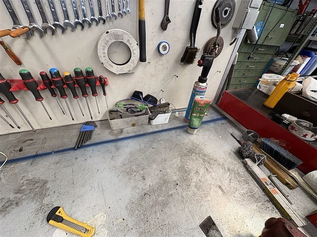 Werktafel met inhoud - afbeelding 15 van  16