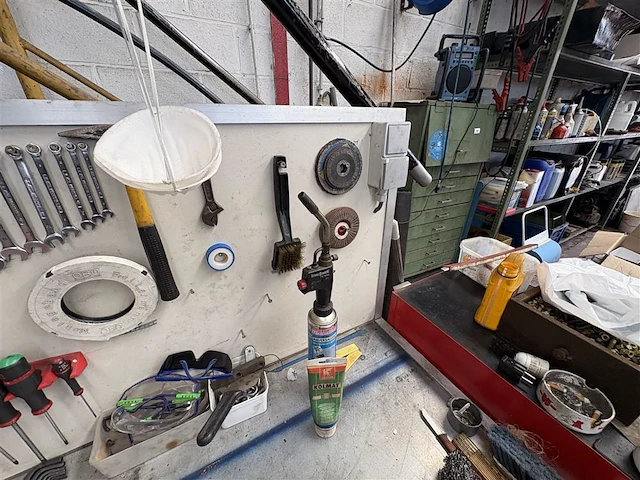 Werktafel met inhoud - afbeelding 16 van  16