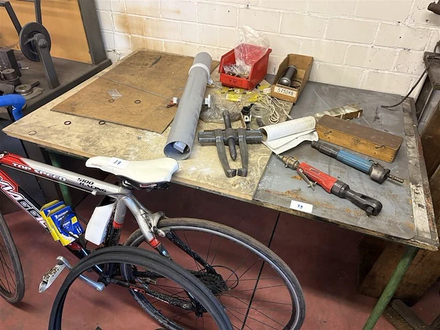 Werktafel met trekker en persluchtgereedschap - afbeelding 1 van  7