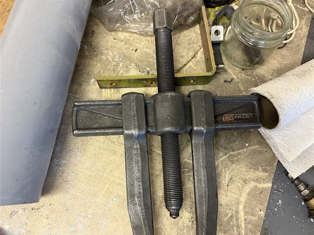 Werktafel met trekker en persluchtgereedschap - afbeelding 3 van  7