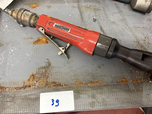 Werktafel met trekker en persluchtgereedschap - afbeelding 4 van  7