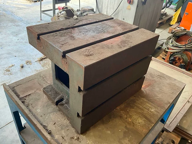 Werktafel met zwaar metalen werkelement - afbeelding 6 van  8