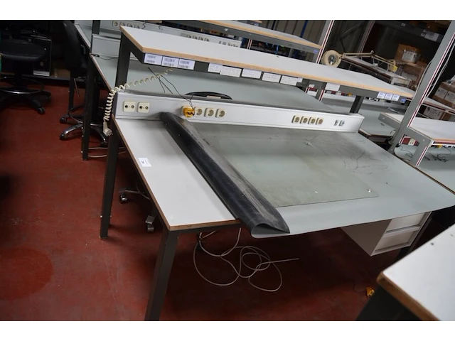 Werktafel techniform met ladeblok, zwarte rolbureelstoel (207,218) - afbeelding 2 van  7