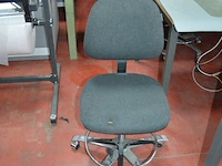 Werktafel techniform met ladeblok, zwarte rolbureelstoel (207,218) - afbeelding 7 van  7