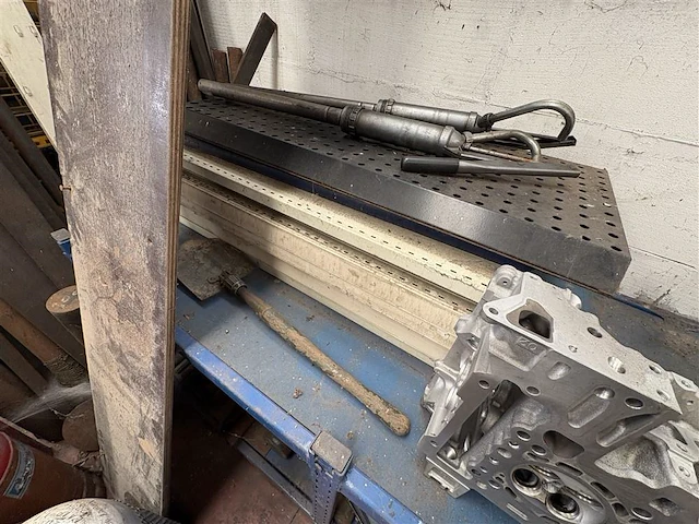 Werktafels met inhoud - afbeelding 8 van  17