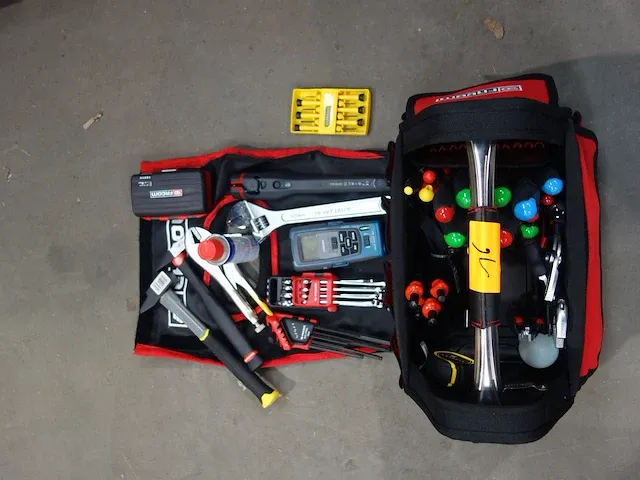 Werktas met div werkgereedschap - afbeelding 2 van  2