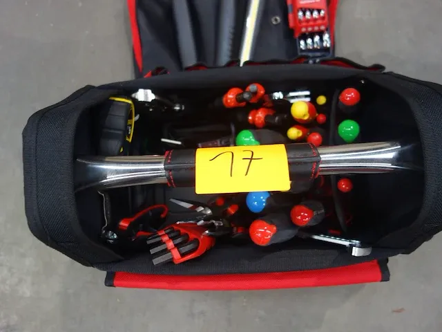 Werktas met div werkgereedschap - afbeelding 1 van  3