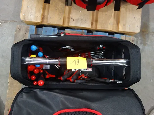 Werktas met div werkgereedschap - afbeelding 2 van  3