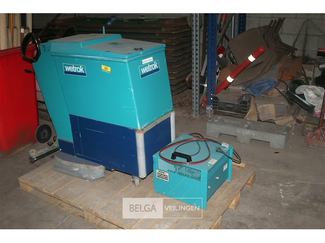 Wetrok schrobzuigmachine met lader - afbeelding 1 van  9
