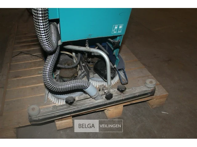 Wetrok schrobzuigmachine met lader - afbeelding 4 van  9