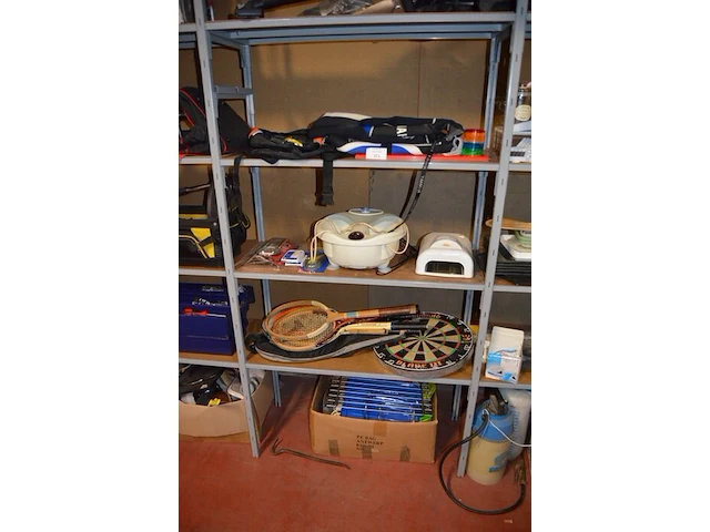 Wetsuit yamaha, draagtas harley davidson, draadloze barbecue thermometer, voetbad, nageldroger, 6 tennisraketten, dartsbord, karton keukengerief - afbeelding 1 van  8