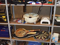 Wetsuit yamaha, draagtas harley davidson, draadloze barbecue thermometer, voetbad, nageldroger, 6 tennisraketten, dartsbord, karton keukengerief - afbeelding 1 van  8
