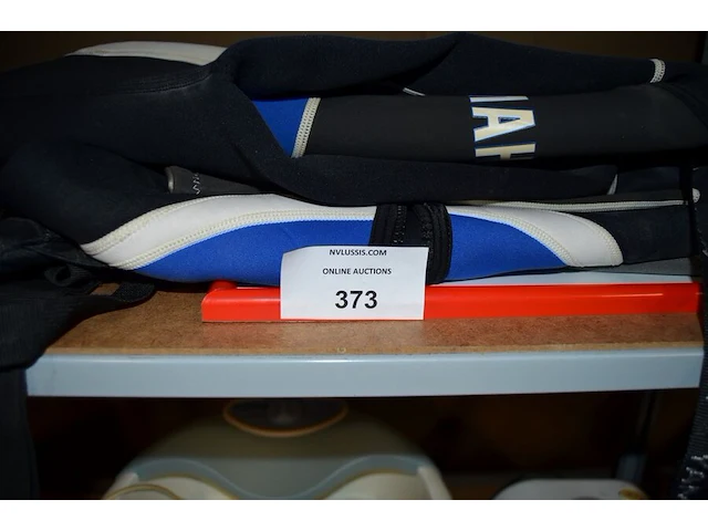 Wetsuit yamaha, draagtas harley davidson, draadloze barbecue thermometer, voetbad, nageldroger, 6 tennisraketten, dartsbord, karton keukengerief - afbeelding 2 van  8